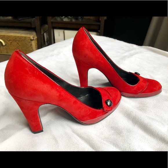 Auth- Marc Jacobs red sued pump with button detail - Picture 2 of 8